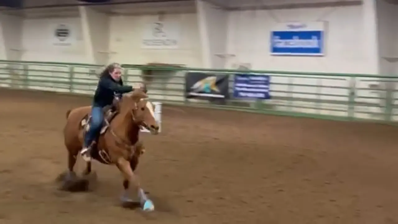 Babe on a barrel run